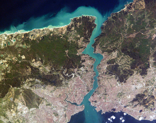 Eo biển Bosphorus ngăn cách châu Âu và châu Á. Ảnh: wikimedia.