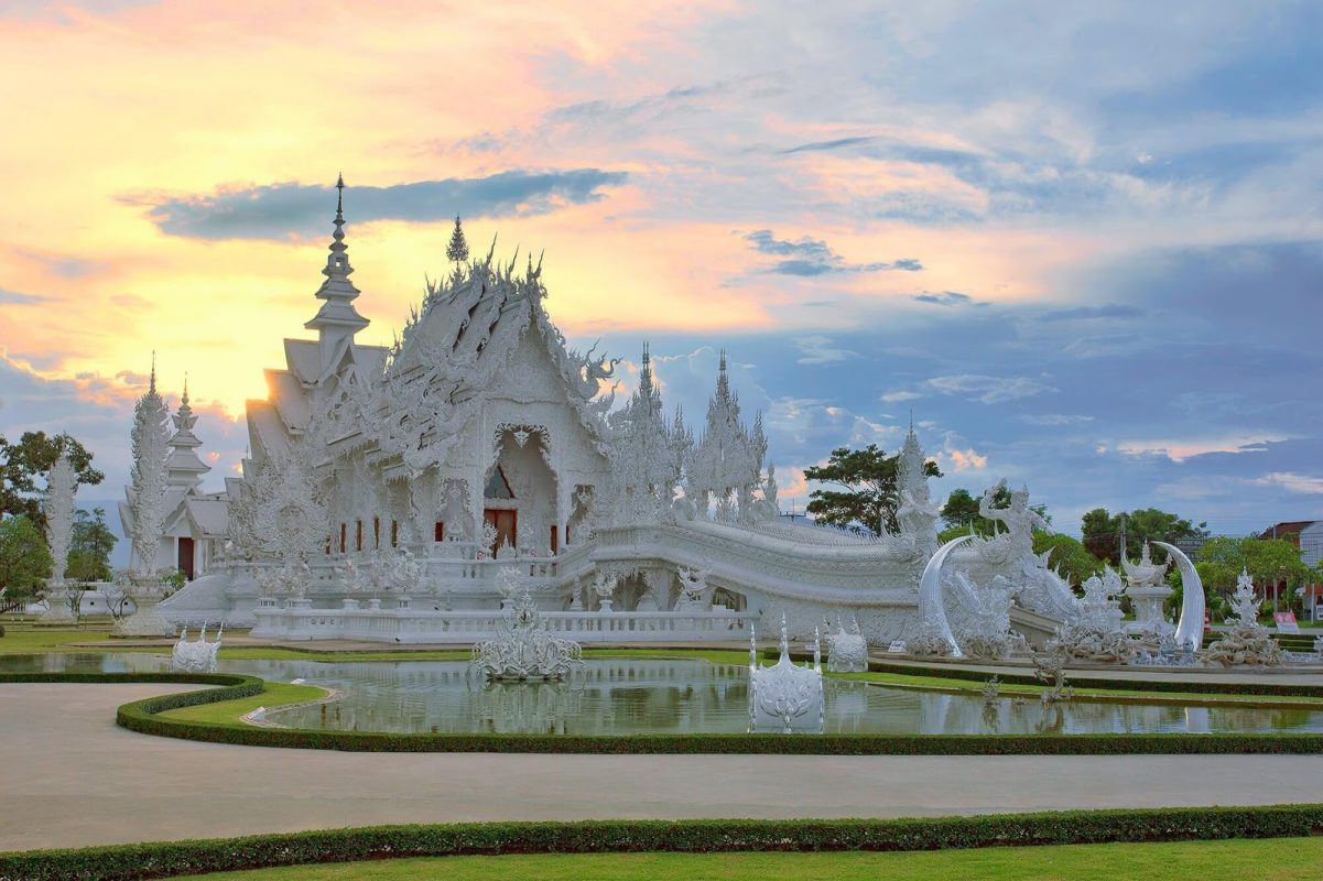 2 ngôi chùa đặc sắc tại Chiangmai, Chiangrai Thái Lan - Wat-rong-khun 1