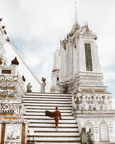 Đến Wat Arun, bên cạnh việc đi lễ, bạn có thể dành thời gian sống ảo bởi màu sắc